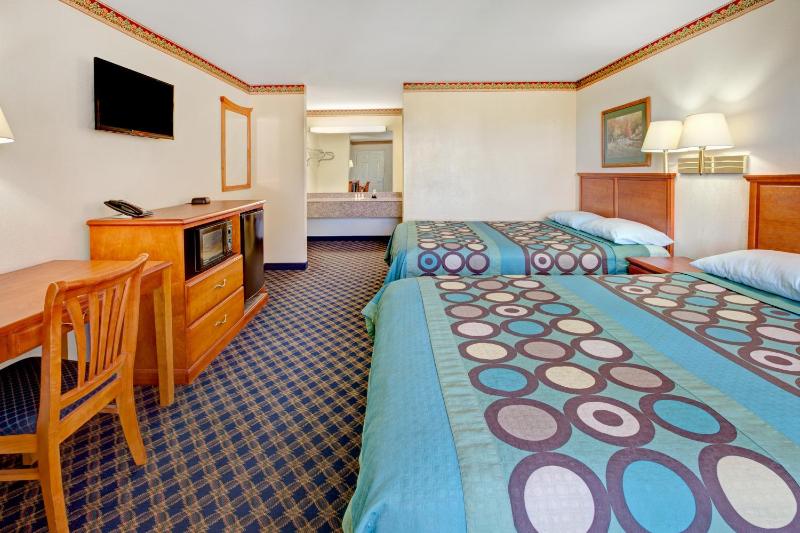 Queen Room with Two Queen Beds and Roll-In Shower - Mobility Accessible/Non-Smoking image 4