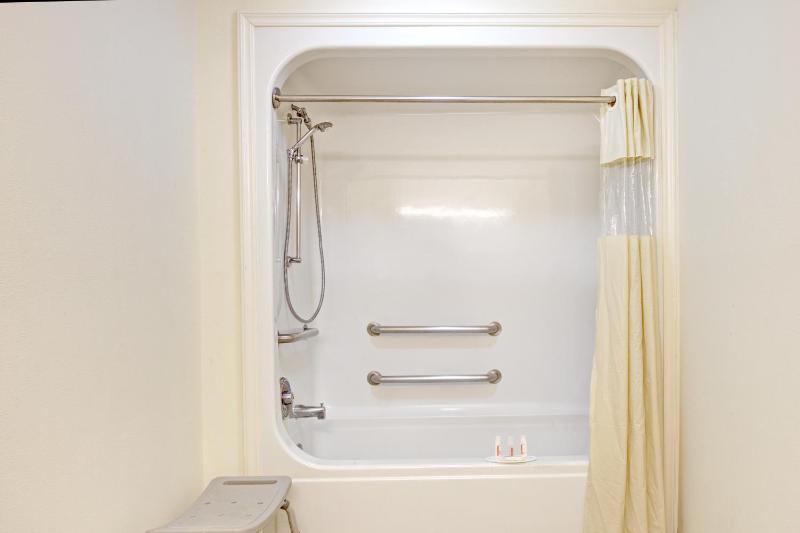 Queen Room with Two Queen Beds - Non-Smoking image 3