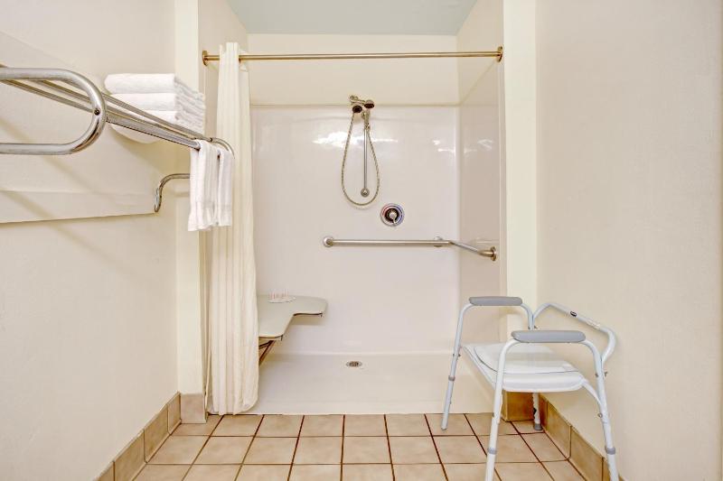Queen Room with Two Queen Beds and Roll-In Shower - Mobility Accessible/Non-Smoking image 2