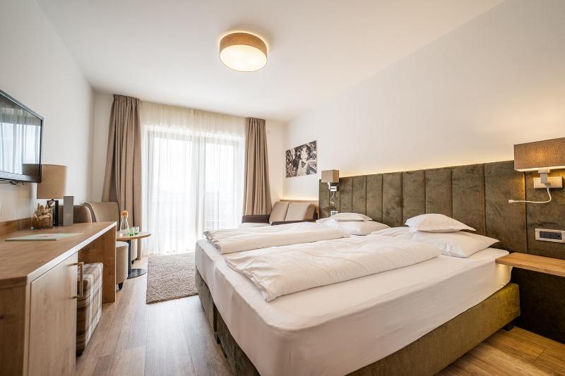 Double Room with Balcony image 2