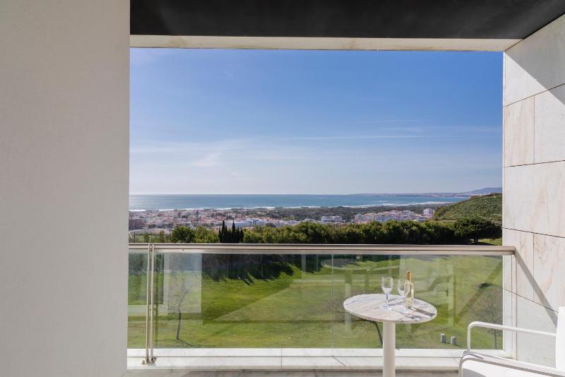 Standard Twin Room with Balcony and Sea View image 4