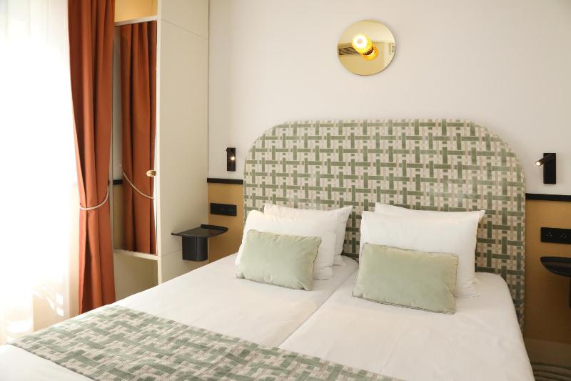 Classic Twin Room image 4