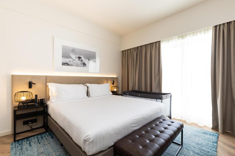 Premium King Room with Balcony image 4