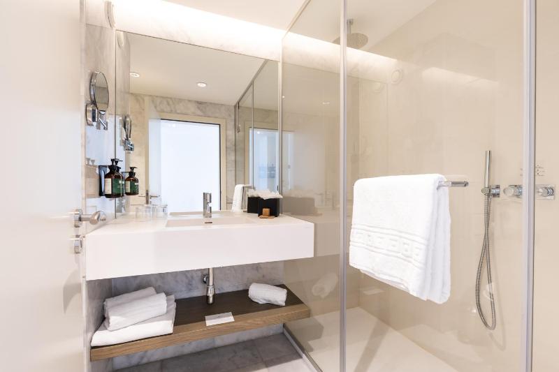 Premium King Room with Balcony image 3