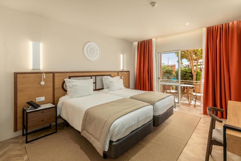 Twin Room with Garden and Pool View image 1