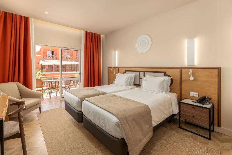 Twin Room with Sea View image 4