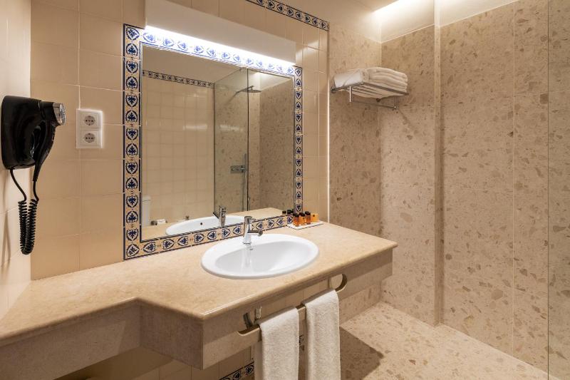Twin Room with Garden and Pool View image 2
