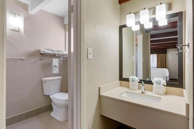 Queen Suite with Two Queen Beds - Non-Smoking image 2