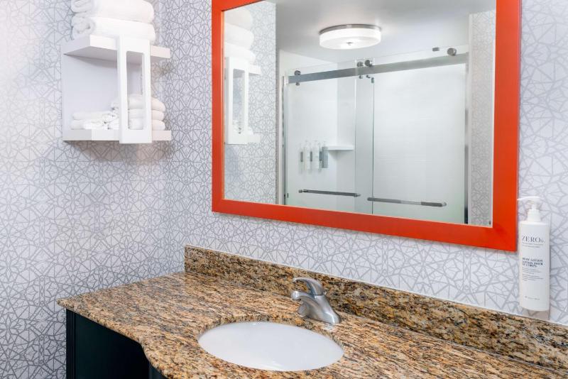 King Room with Shower - Non-Smoking image 2