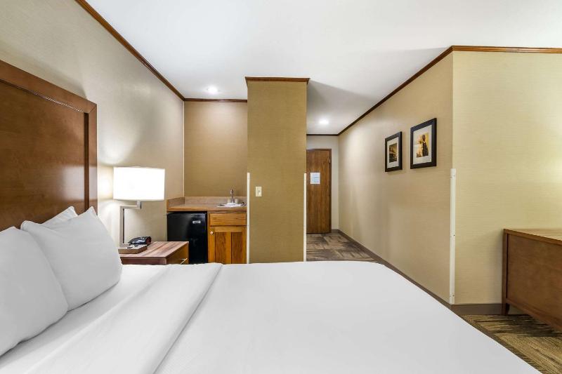 Queen Room - Non-Smoking image 3