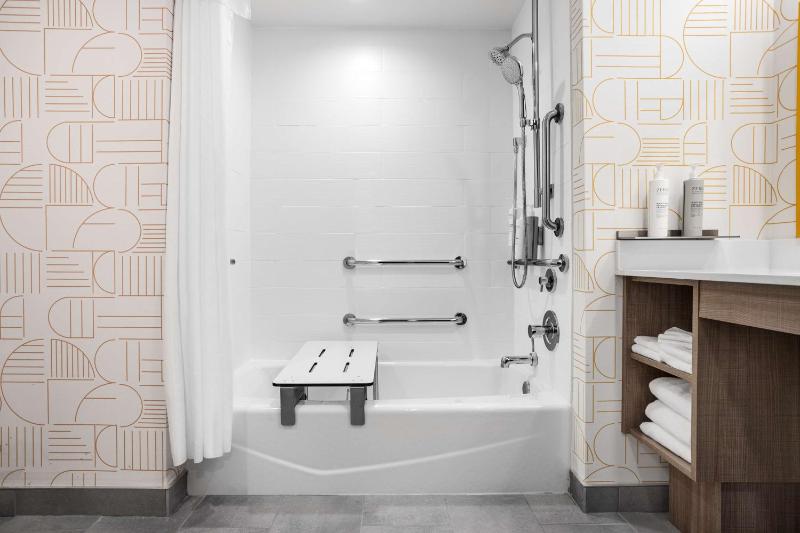 One-Bedroom King Suite with Accessible Bathtub  image 2
