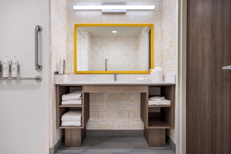 King Studio Suite with Roll-in Shower - Mobility Access image 3