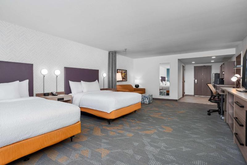 Studio Suite with Two Queen Beds image 4
