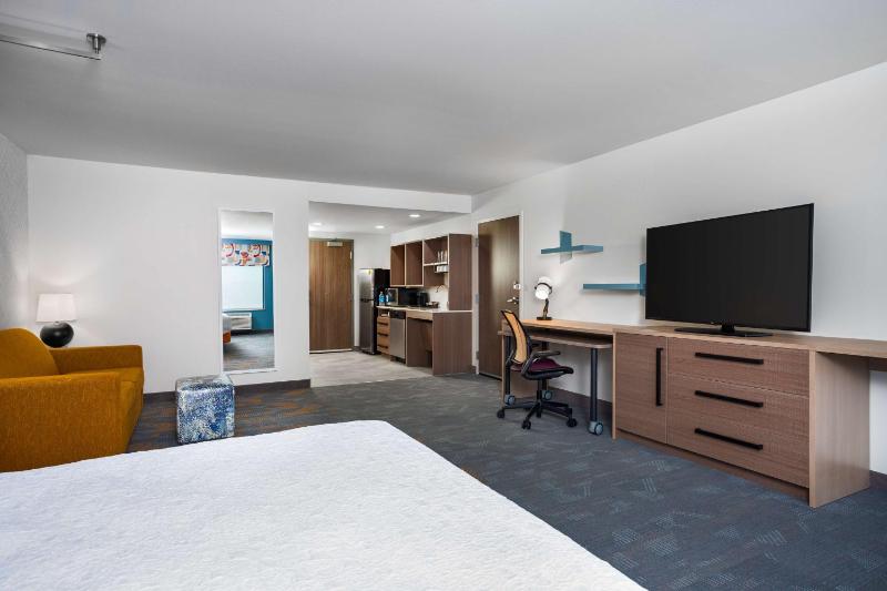 King Studio Suite with Roll-in Shower - Mobility Access image 1