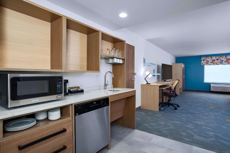 King Studio Suite with Roll-in Shower - Mobility Access image 4