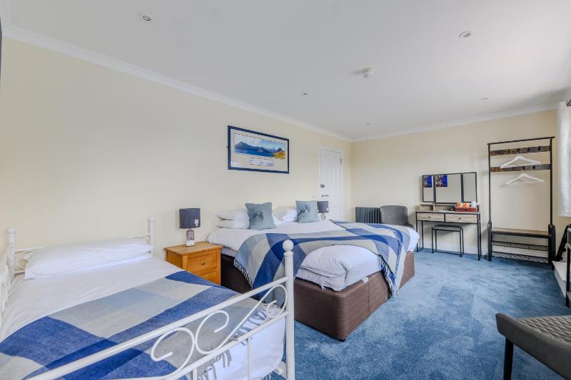 Standard Triple Room image 4