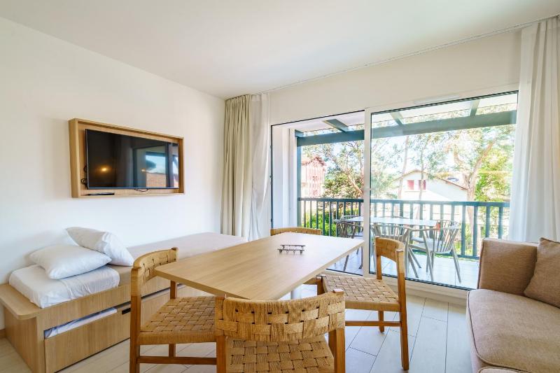 Apartment with Pool View  image 1
