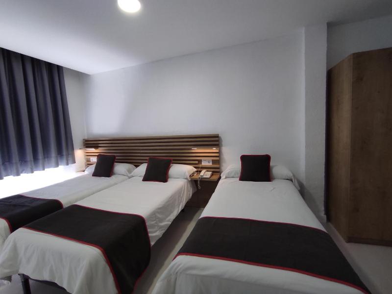 Double Room with Extra Bed image 4