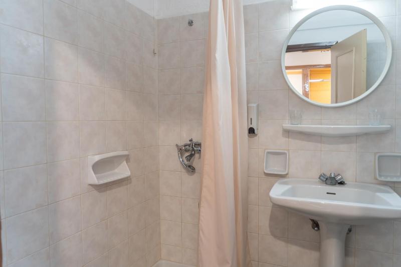 Standard Twin Room with Garden View image 3