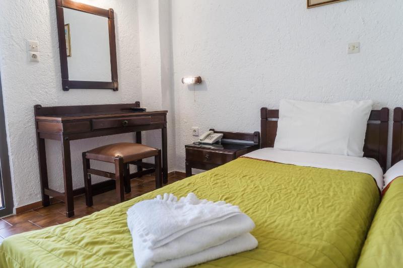 Standard Twin Room with Garden View image 2