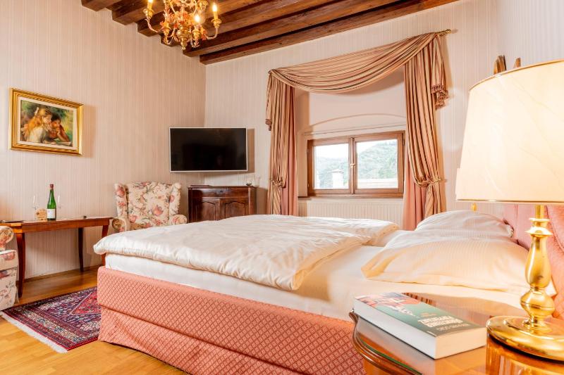 Basic Double Room image 3