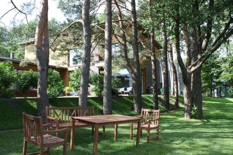 Two-Bedroom Deluxe Apartment with Garden View image 1