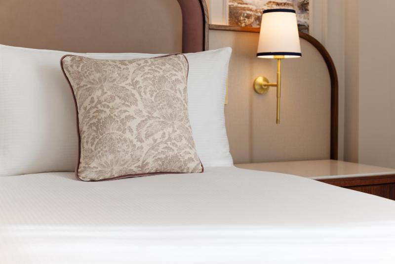 Superior King Room image 4