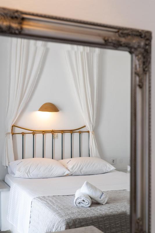 Deluxe Double Room with Balcony and Sea View image 4