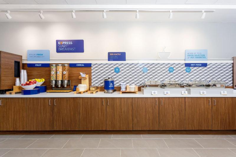 Holiday Inn Express & Suites Tampa Stadium ¿ Airport Area By IHG - image 50