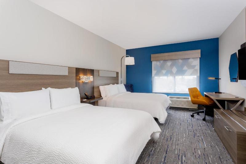 Standard Room with Two Queen Beds image 4