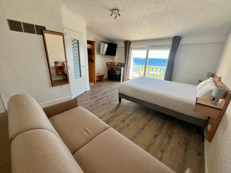 Superior Double Room with Balcony image 4