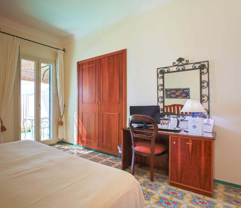 Deluxe Double or Twin Room with Spa Bath image 4