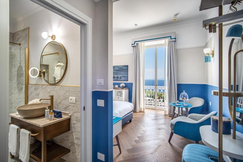 Deluxe Double Room with Balcony and Sea View image 1