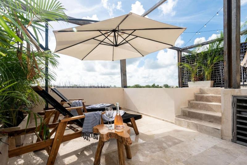 3BD PH Pool Patio - Secure and Free beach club - image 12