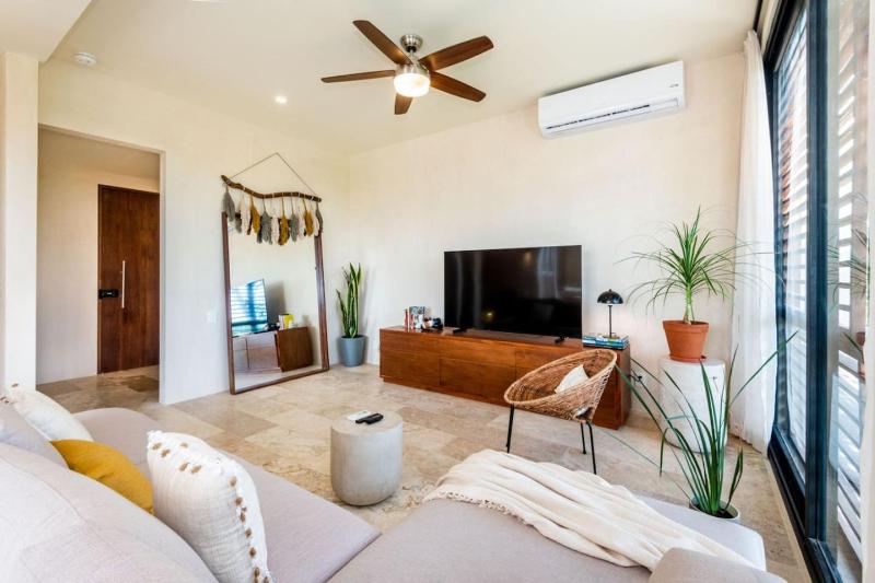 3BD PH Pool Patio - Secure and Free beach club - image 15