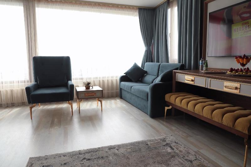 Deluxe Suite with Sea View image 3