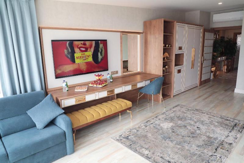 Deluxe Suite with Sea View image 4