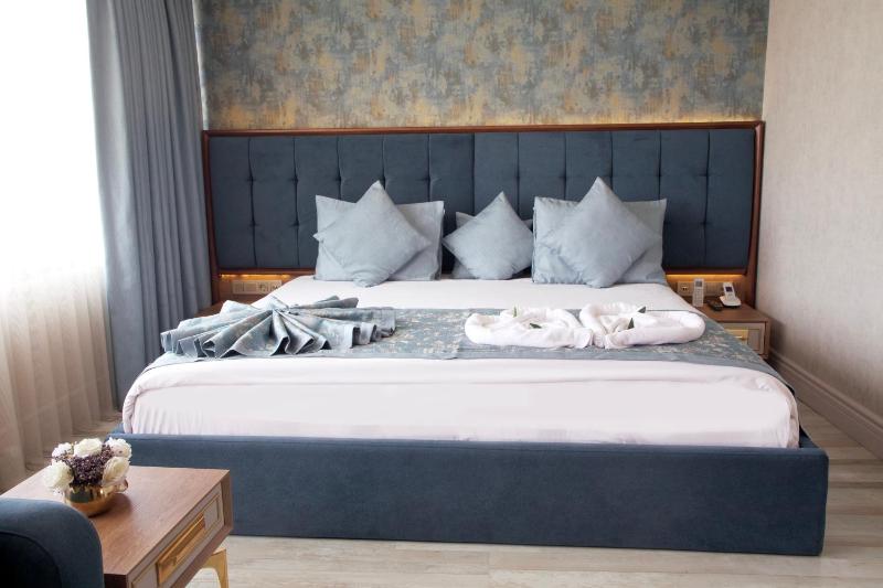 Suite with City View image 3