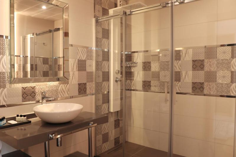Deluxe Suite with Sea View image 1