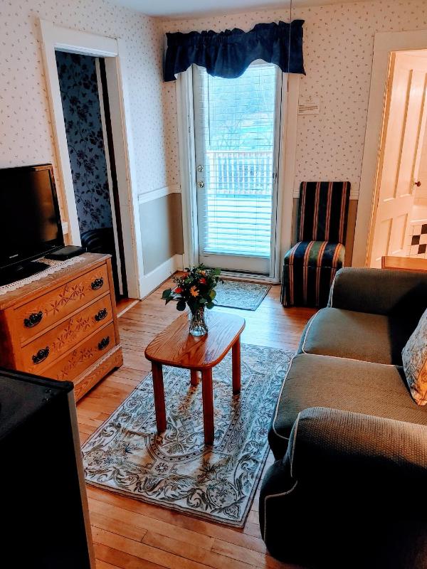 King Suite with Balcony image 3