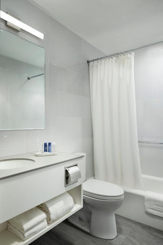 Standard King Room image 2