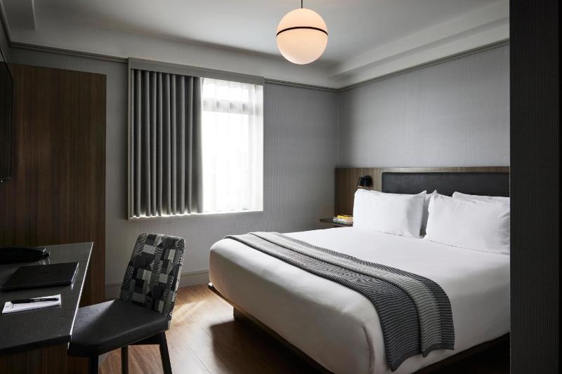 Standard King Room image 4