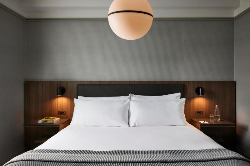 Standard King Room image 3