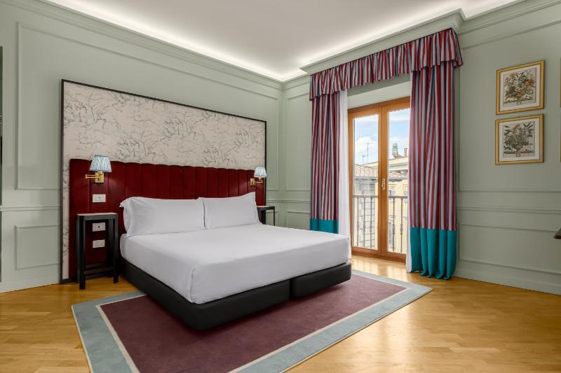 Deluxe Double or Twin Room image 1
