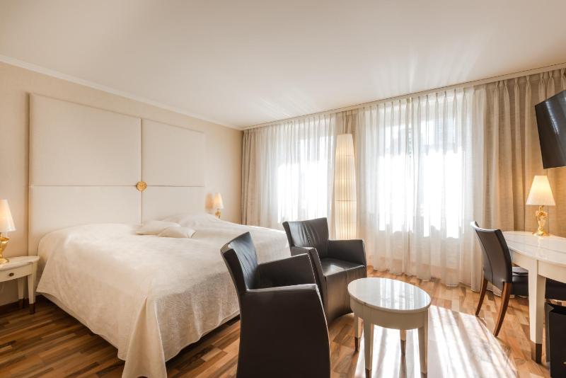 Double Room with City View image 3