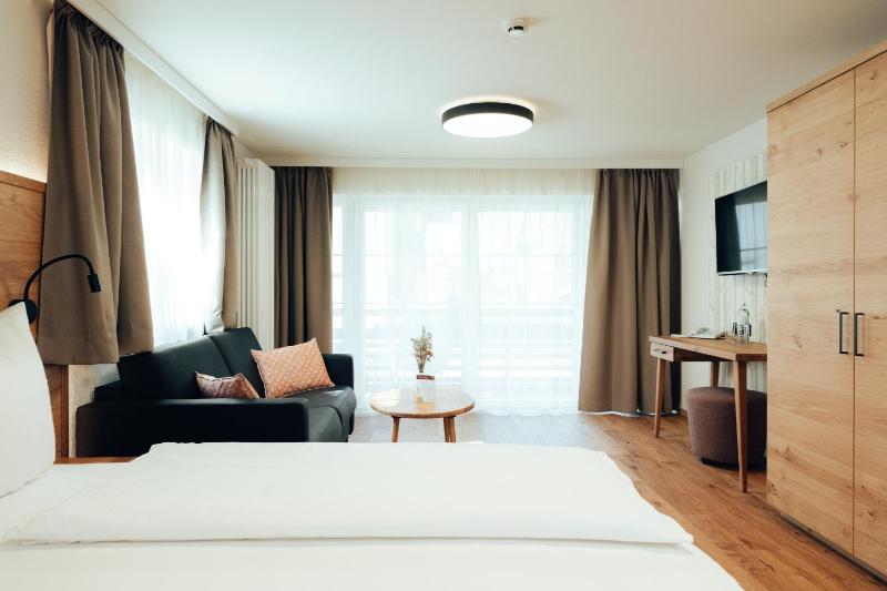 Superior Double Room with Balcony image 4