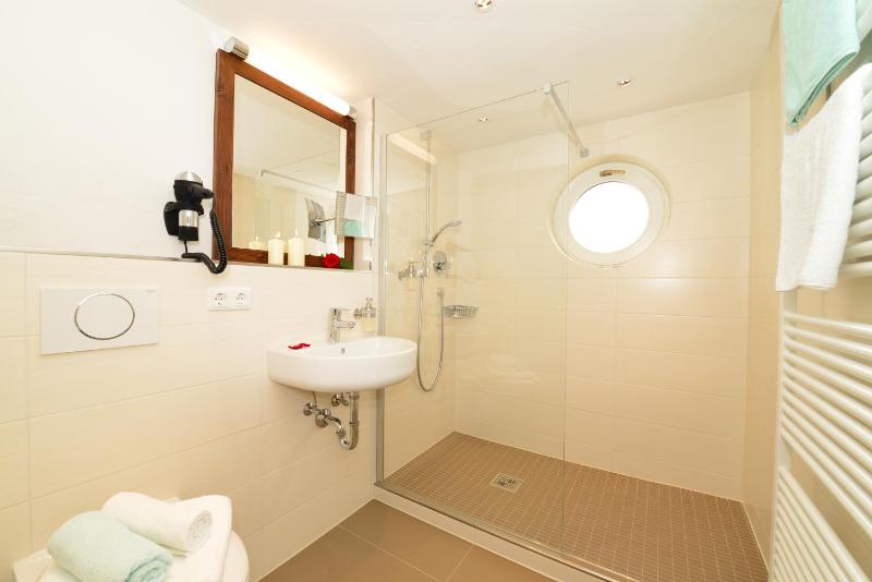 Standard Double Room image 3