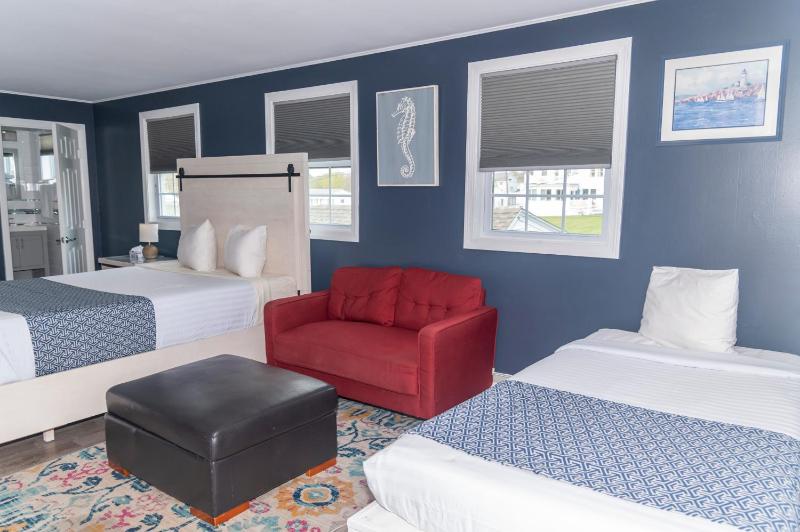 Queen Room with Single Bed and Single Sofa Bed - No Pets image 4