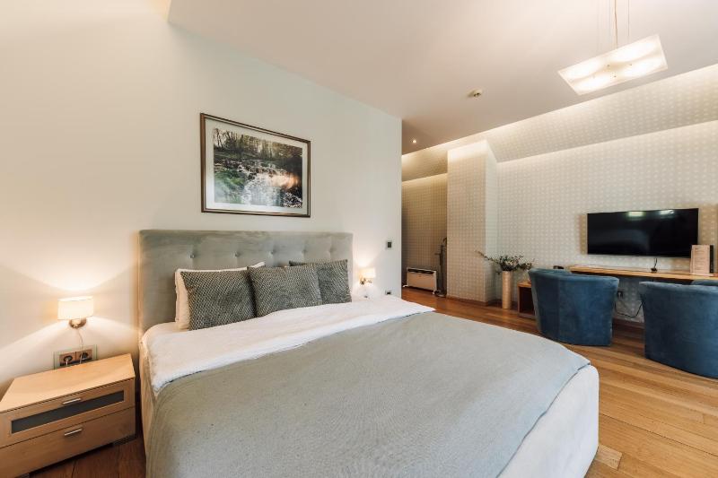 Deluxe Double Room image 3