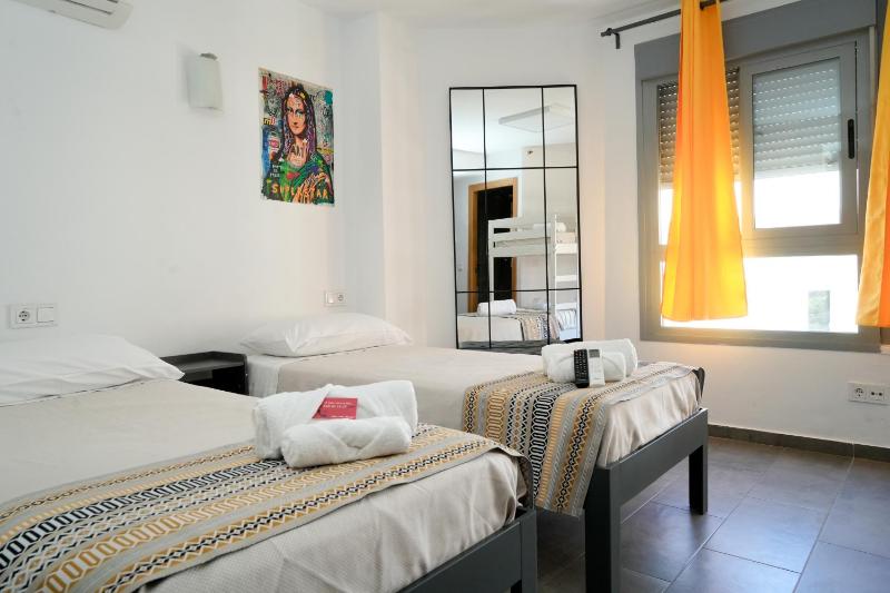 Twin Room with Private Bathroom image 1